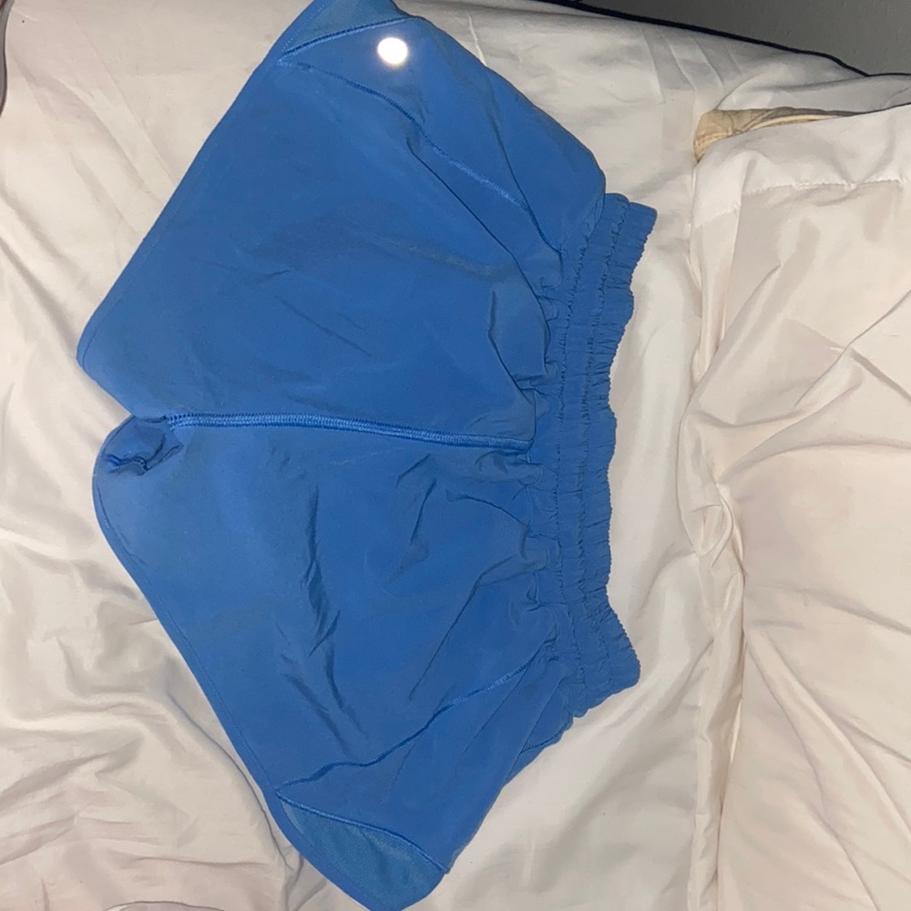 lululemon hotty hot 2.5 size 4. barley worn in very very good shape !!